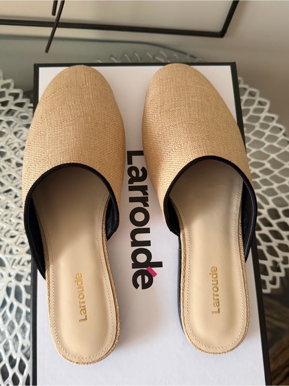 Larroude Venice Flat Mule In Beige Raffia and Leather w Black Trim Size 7.5 NIB - Picture 15 of 16